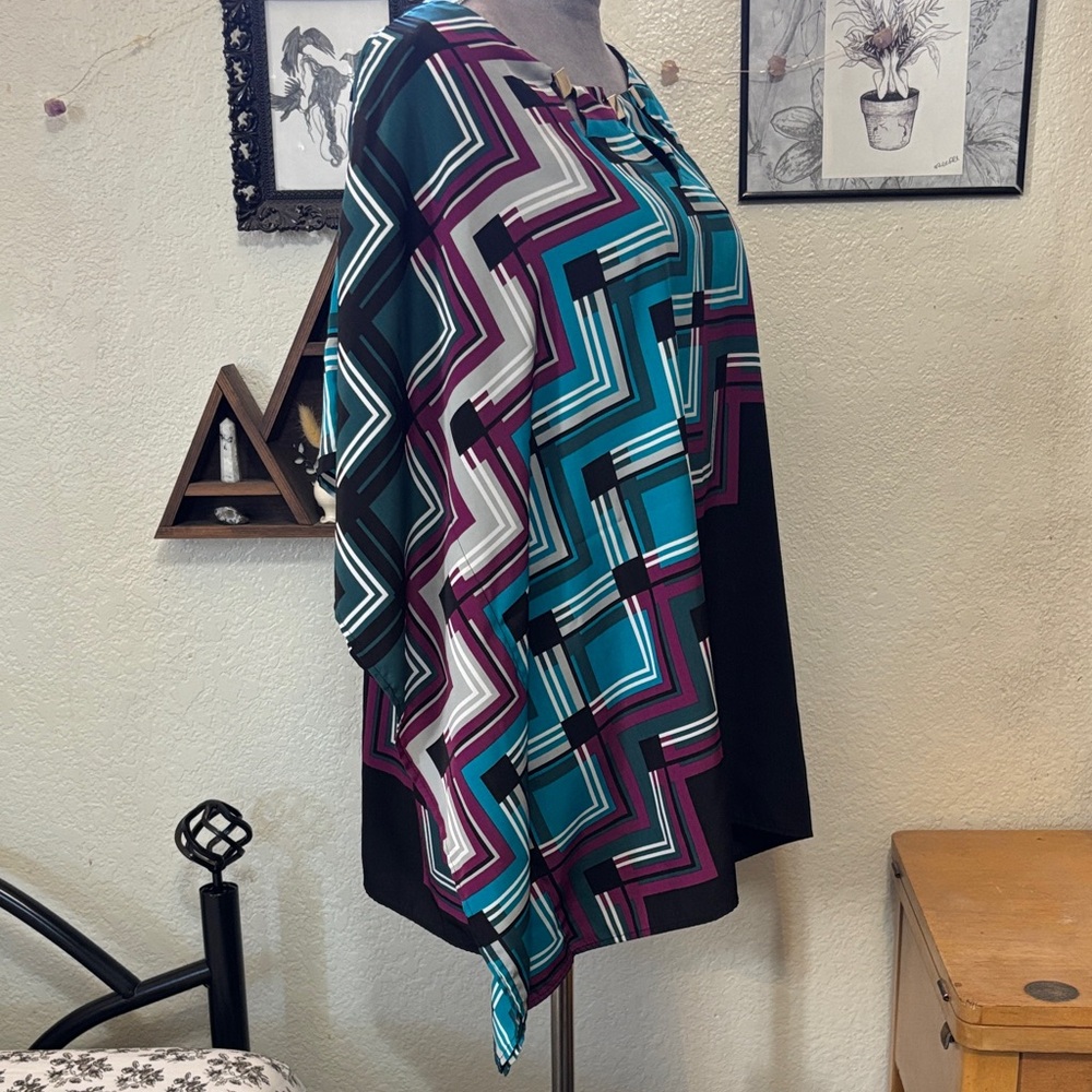 Geometric Patterned flowy top - Picture 3 of 6